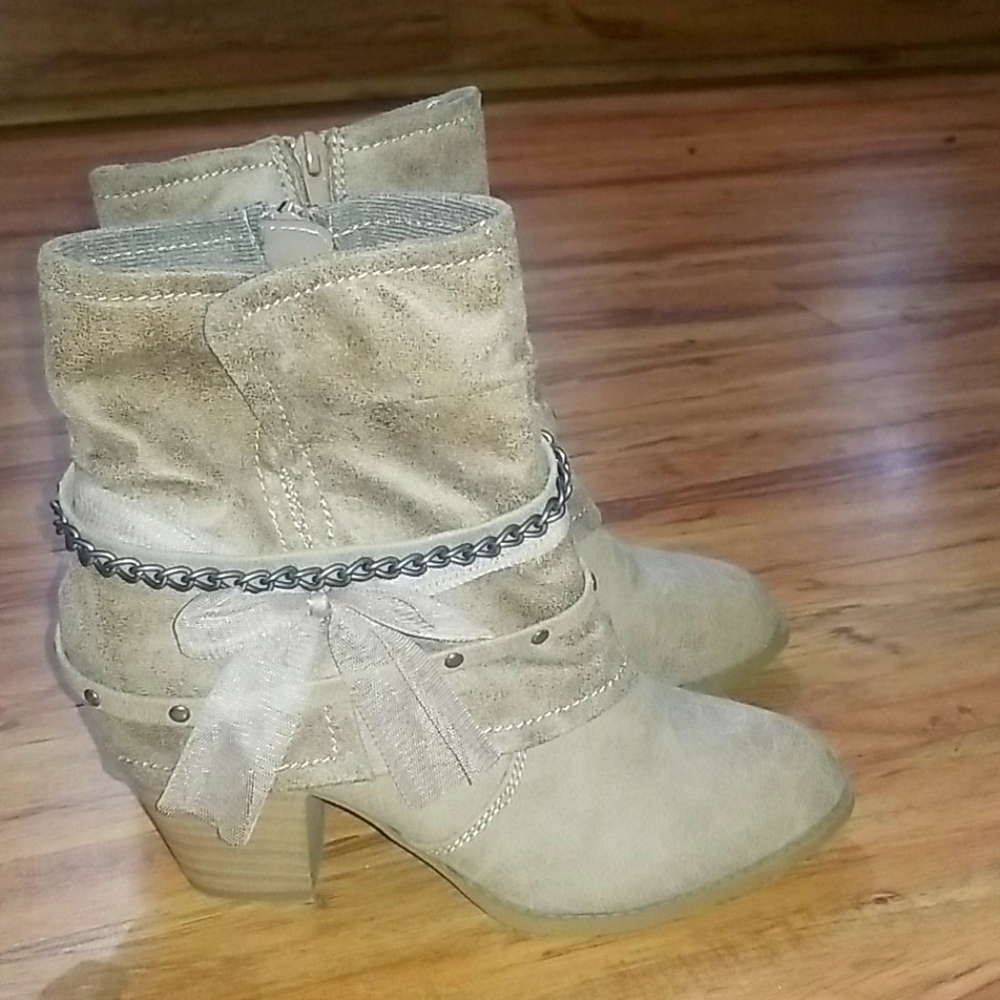 Pop Treasure Taupe Studded Bootie size 8